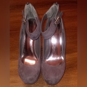 Breckelle's wedge heel with ankle strap in ash gray size 8.5